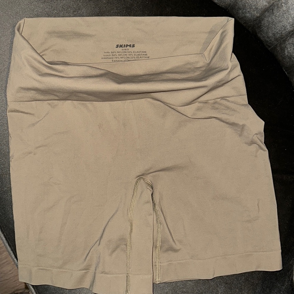 SKIMS SOFT SMOOTHING SHORTS ARMY GREEN